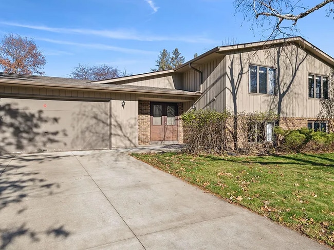 1803 Chestnut Dr in Hudson, WI - Foto de edificio - Building Photo