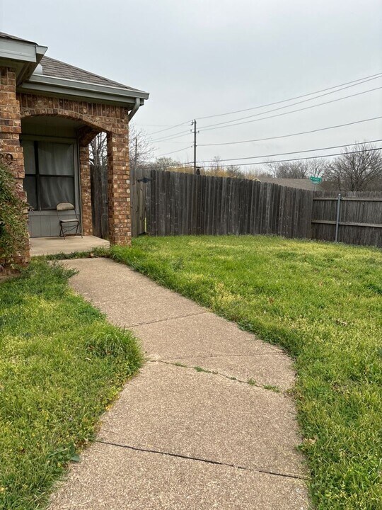 700 Monique Ct in Cedar Hill, TX - Building Photo