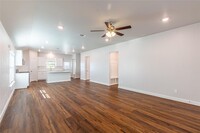 813 Roosevelt St in Navasota, TX - Building Photo - Building Photo