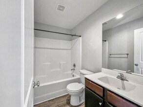 208 Ramblewood Dr in Raymore, MO - Building Photo - Building Photo