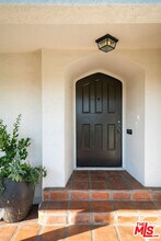 6239 Holly Mont Dr in Los Angeles, CA - Building Photo - Building Photo