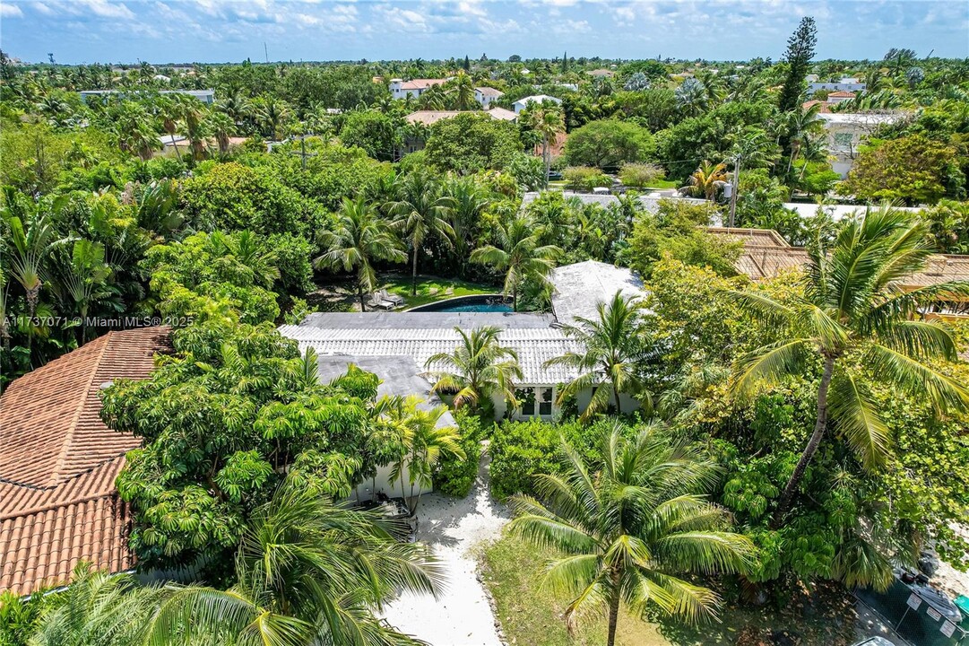 385 Harbor Ct in Key Biscayne, FL - Foto de edificio