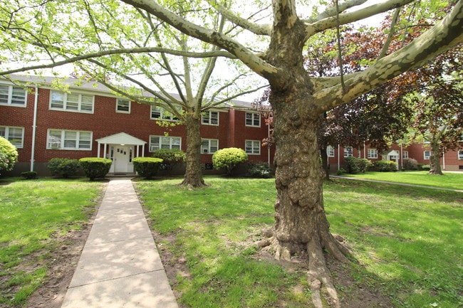 Boulevard Square in West Hartford, CT - Building Photo - Building Photo