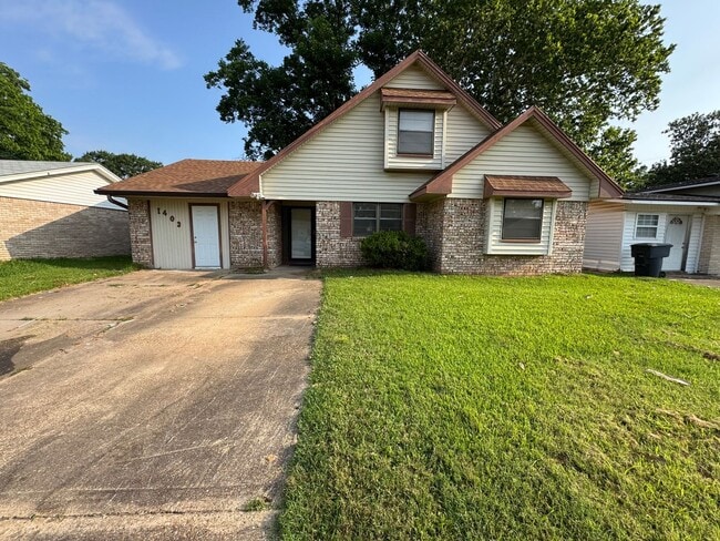 property at 1403 Holiday Pl