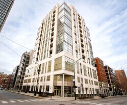 150 W Superior St in Chicago, IL - Building Photo