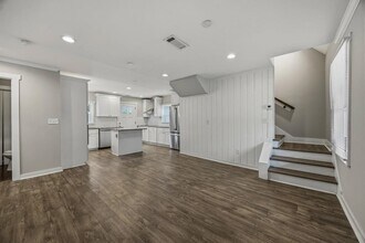 2455 Lynn Iris Dr in Decatur, GA - Foto de edificio - Building Photo