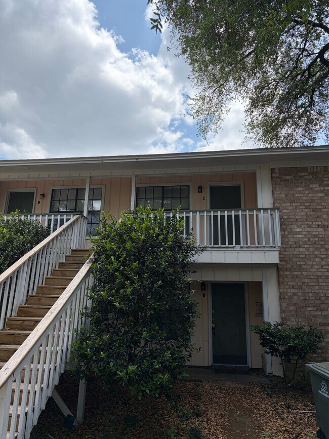 220 Atkinson Dr in Tallahassee, FL - Foto de edificio - Building Photo