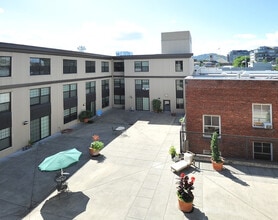 Fifth Avenue Court in Portland, OR - Building Photo - Building Photo