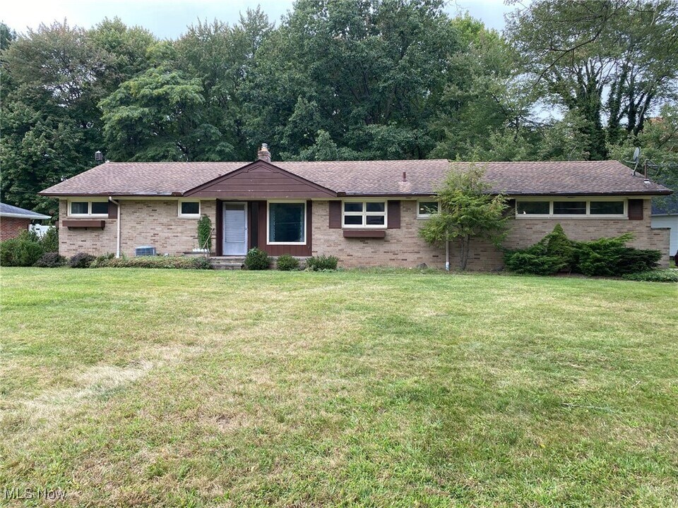 8260 Overlook Ave in Broadview Heights, OH - Building Photo
