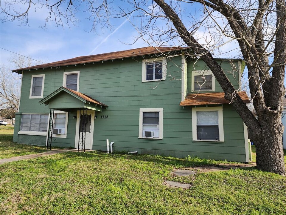 1312 Neal St in Navasota, TX - Building Photo