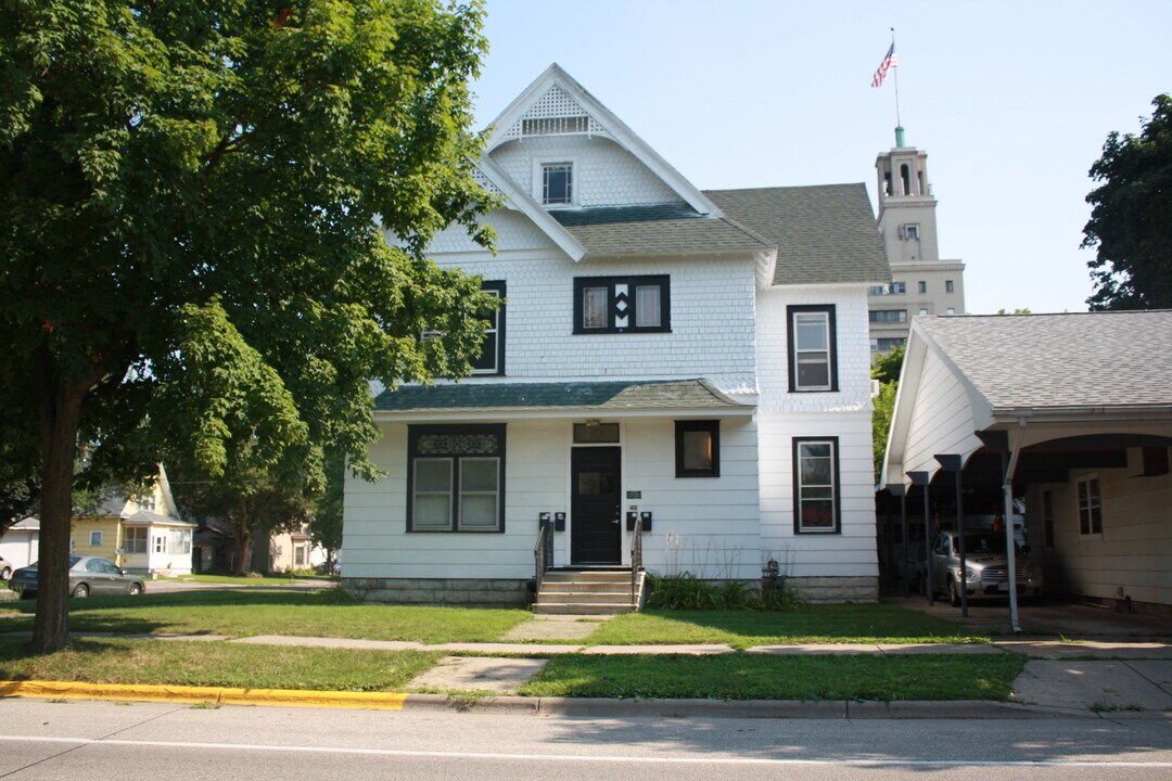 352 E 5th St, Unit 2 in Winona, MN - Building Photo