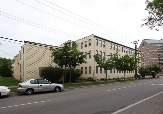 Stadium Village Apartments in Minneapolis, MN - Foto de edificio - Building Photo