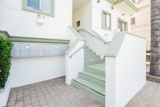 1752 N Kingsley Dr. in Los Angeles, CA - Foto de edificio - Building Photo