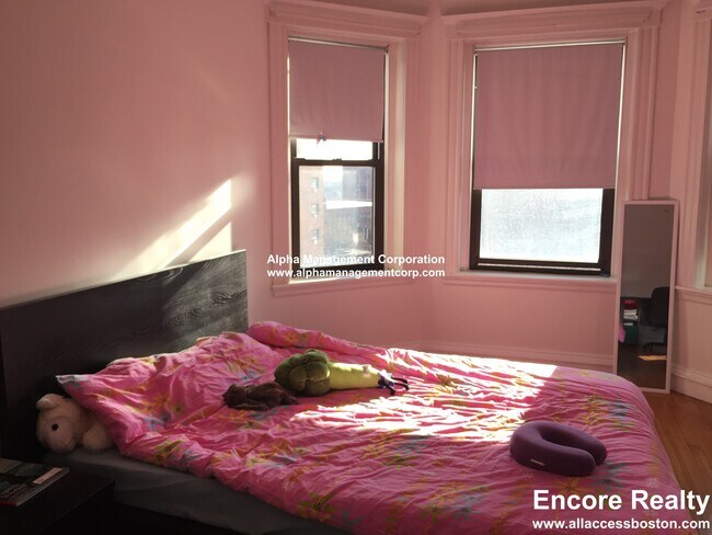 17-19 Washington St. Unit 501 in Malden, MA - Foto de edificio - Building Photo