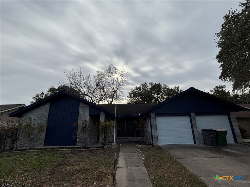 303 Laguna Dr in Victoria, TX - Building Photo