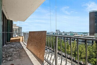 780 NE 69th St in El Portal, FL - Foto de edificio - Building Photo