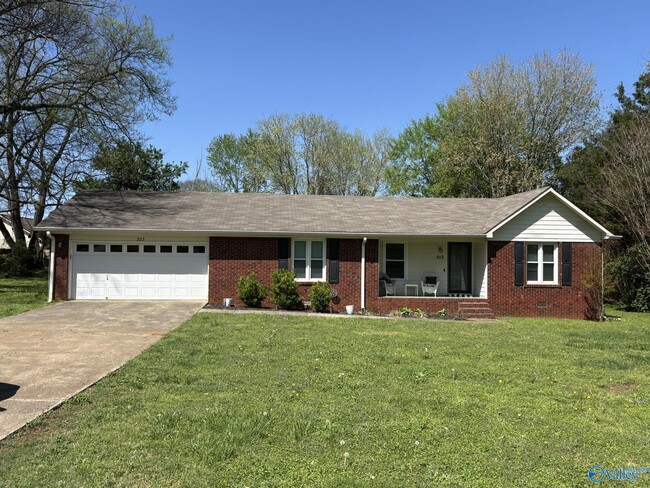 303 Monroe Rd in Meridianville, AL - Foto de edificio - Building Photo