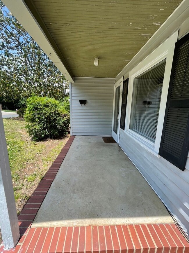 508 Hillsborough St in Chapel Hill, NC - Building Photo - Building Photo