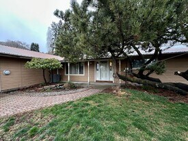 211 Spring St in La Grande, OR - Building Photo