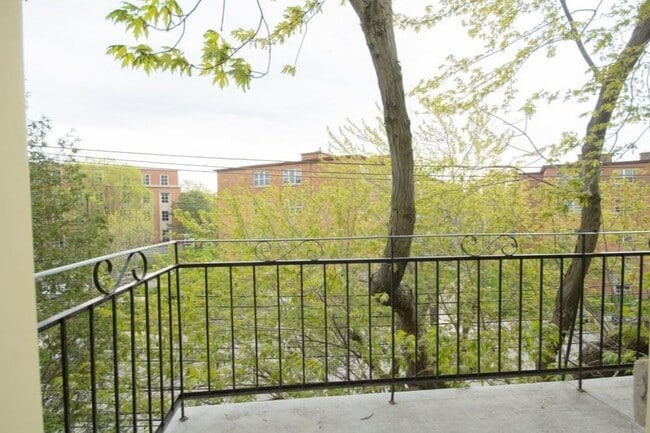 2 Ellerdale Rue in Hampstead, QC - Building Photo - Building Photo