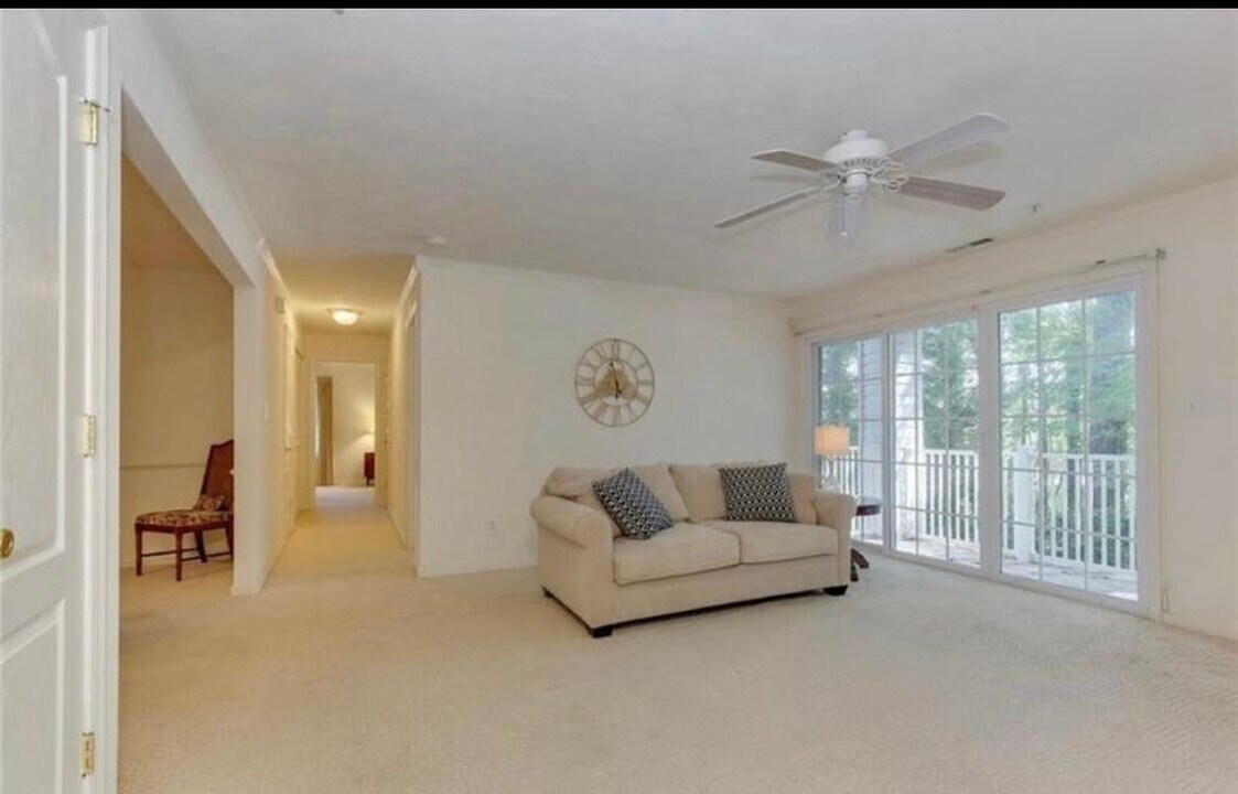 900 Charnell Dr, Unit #202 in Virginia Beach, VA - Foto de edificio