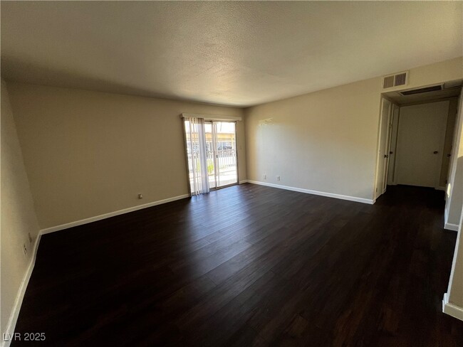 5021 River Glen Dr in Las Vegas, NV - Building Photo - Building Photo