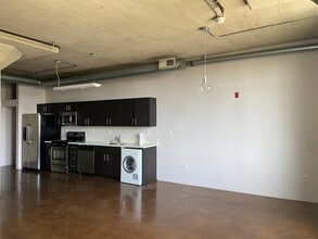 825 E 4th St, Unit 208 in Los Angeles, CA - Foto de edificio - Building Photo