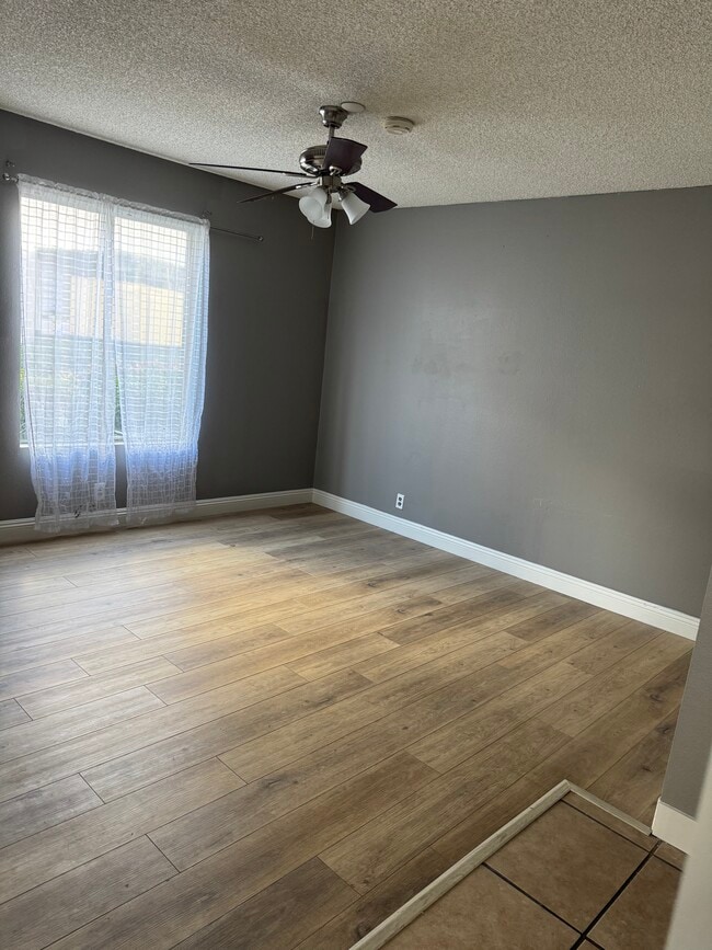 23244 Orange Ave, Unit 1 in Lake Forest, CA - Foto de edificio - Building Photo