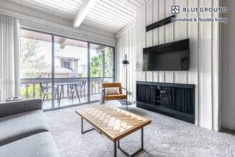 6140 Canterbury Dr in Culver City, CA - Building Photo - Building Photo