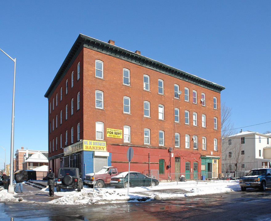 1080 Broad St in Hartford, CT - Building Photo