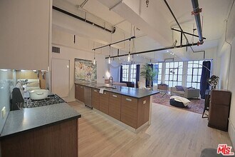 746 S Los Angeles St in Los Angeles, CA - Foto de edificio - Building Photo