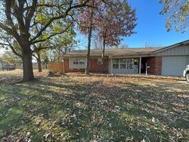 2716 Carlton Way in The Village, OK - Building Photo