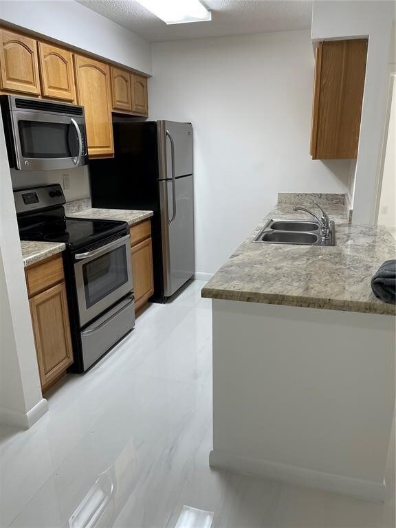 10330 NW 8th St in Pembroke Pines, FL - Foto de edificio - Building Photo