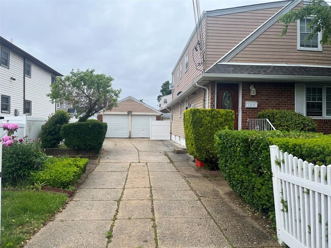 198 Hill Ave in Elmont, NY - Foto de edificio - Building Photo