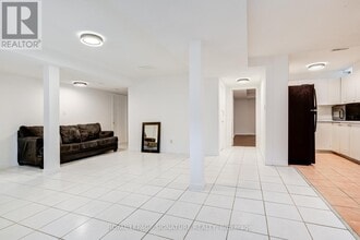 161 Chambers Crescent in Newmarket, ON - Building Photo - Building Photo