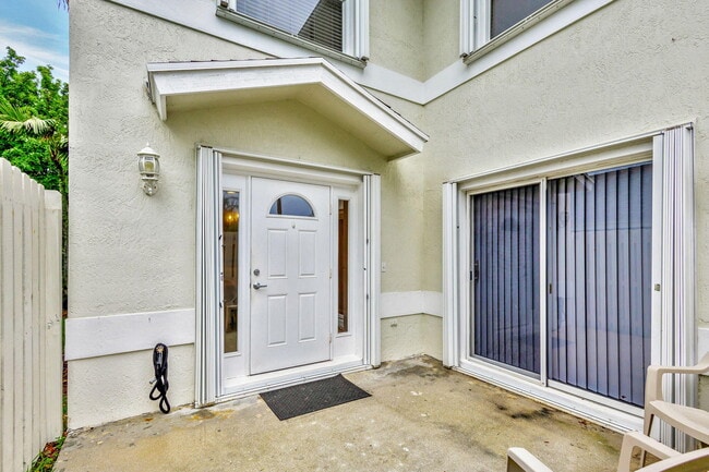 13814 Yarmouth Dr in Wellington, FL - Building Photo - Building Photo