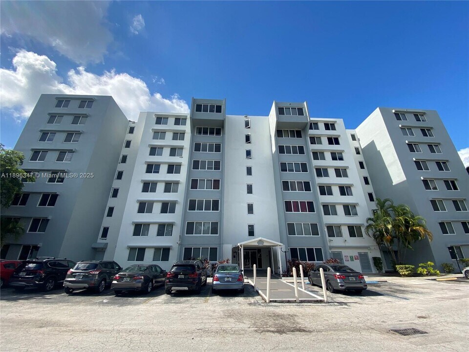 9001 SW 77th Ave in Miami, FL - Building Photo