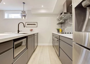 47 Nathan Hale Dr in Huntington, NY - Building Photo - Building Photo