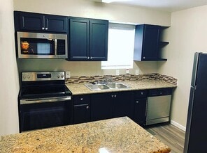 3700 Pine Manor Ln in Dickinson, TX - Building Photo - Building Photo