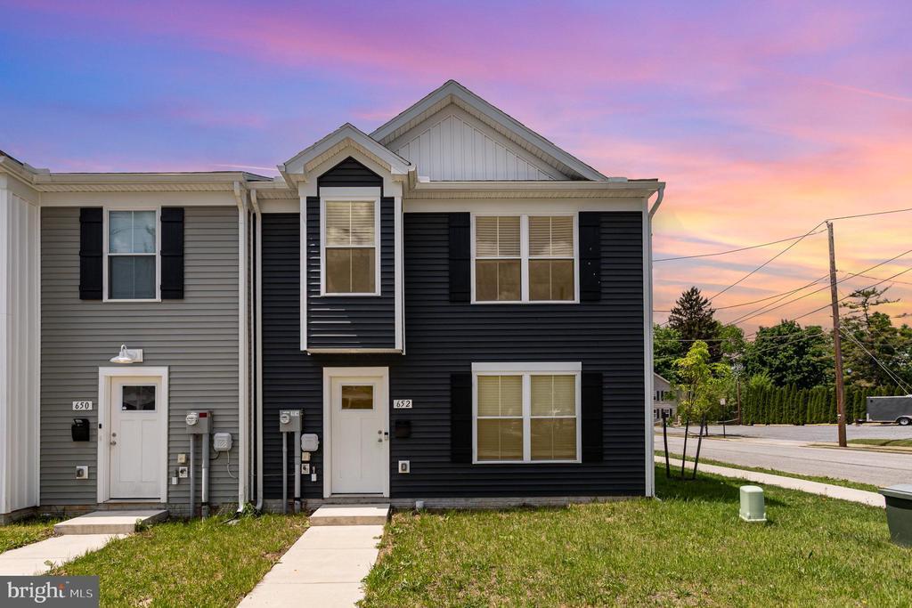 652 N College St in Carlisle, PA - Building Photo