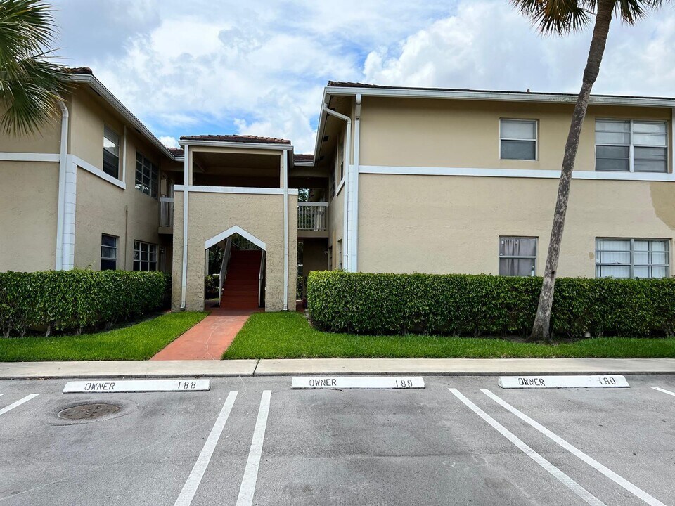 1040 Twin Lakes Dr, Unit 1040 in Coral Springs, FL - Building Photo