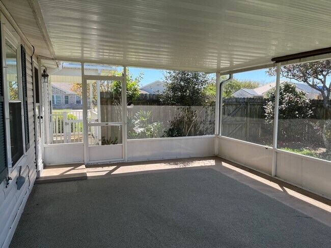 2260 Estate Cir in Navarre, FL - Foto de edificio - Building Photo