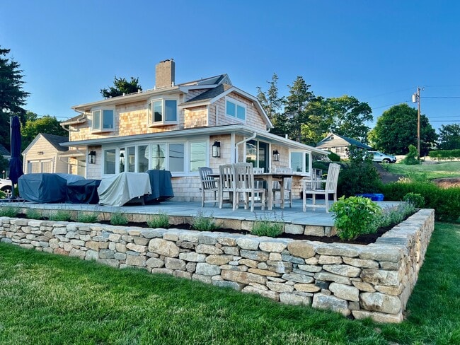 672 Mulberry Point Rd in Guilford, CT - Building Photo - Building Photo