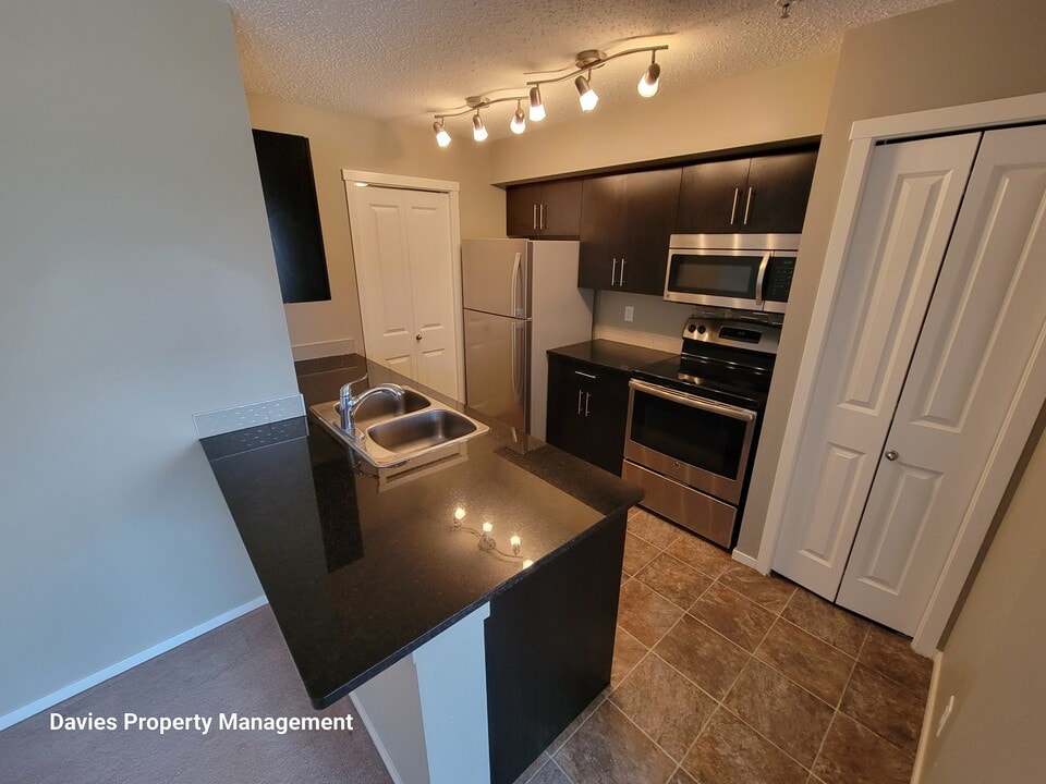 5816 Mullen Pl NW in Edmonton, AB - Building Photo