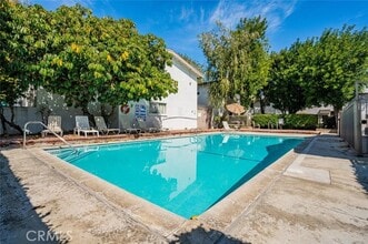 18555 Collins St, Unit Room B in Tarzana, CA - Building Photo - Building Photo