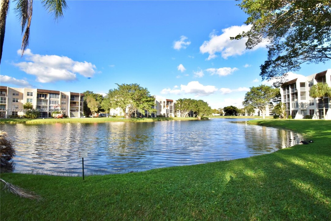 9311 Orange Grove Dr, Unit 406 in Davie, FL - Foto de edificio