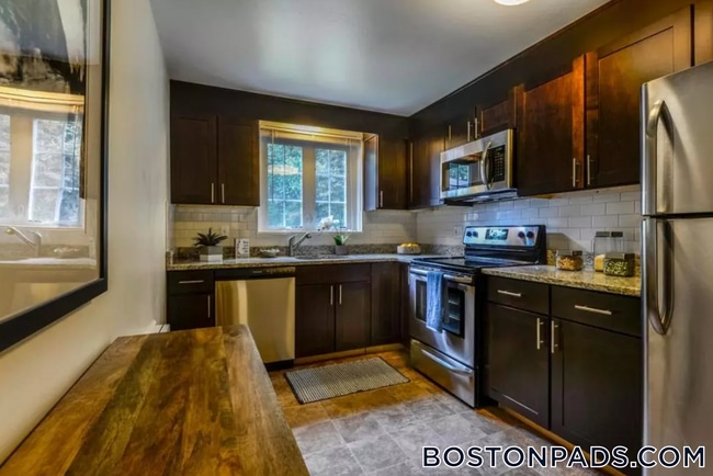 11 Captain Parker Arms in Lexington, MA - Building Photo - Building Photo