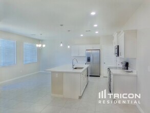 1349 N Parkcrest in Mesa, AZ - Foto de edificio - Building Photo