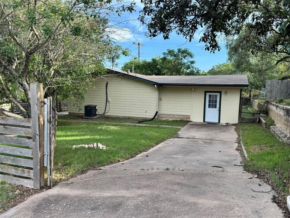 401 Philco Dr in Austin, TX - Building Photo