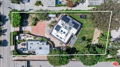 7038 Dume Dr in Malibu, CA - Building Photo - Building Photo